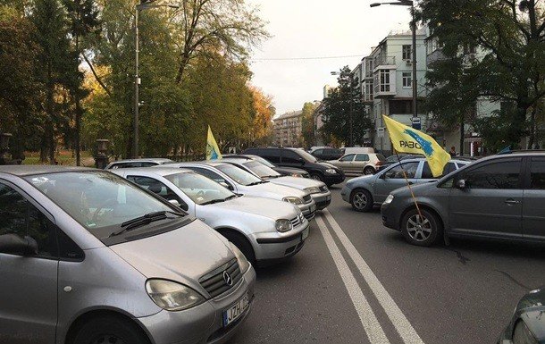 В центре Киева "евробляхеры" перекрыли движение