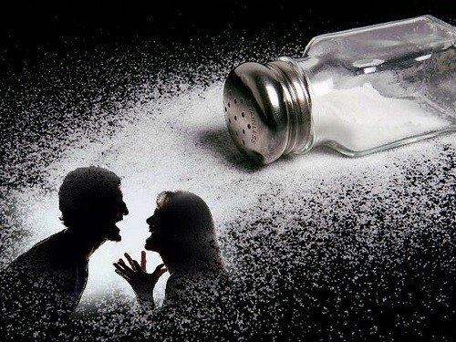 Народные приметы о ссорах: к чему рассыпать соль