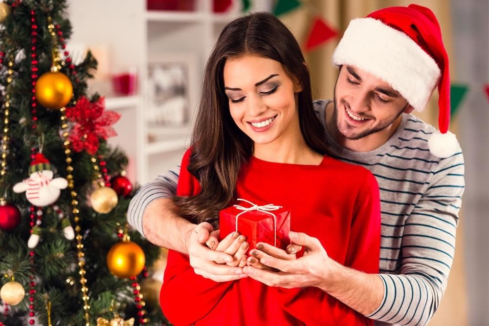 Що подарувати дружині на Новий рік: кращі ідеї сюрпризів