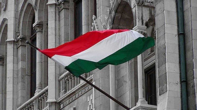 Венгрия запретила усыновление однополым парам
