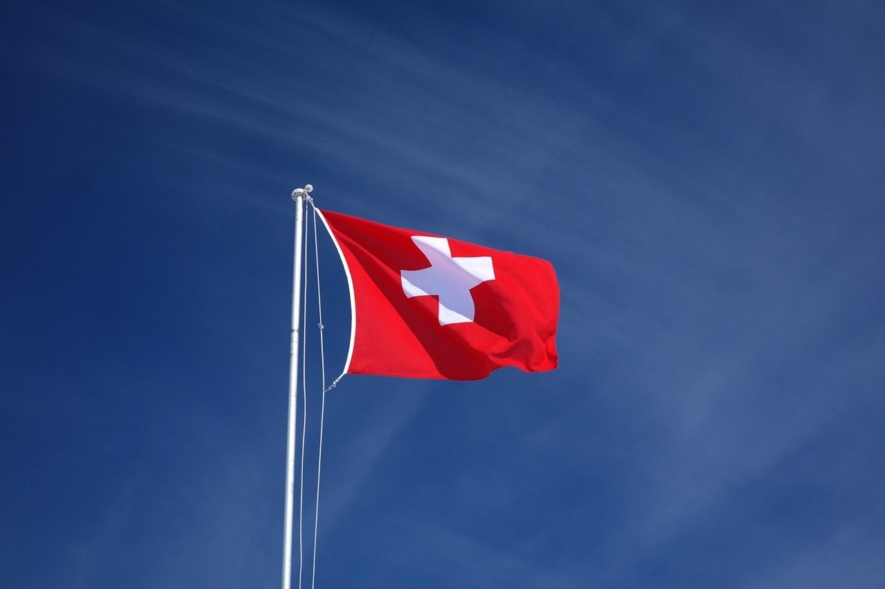 Швейцария на месяц усиливает ограничения