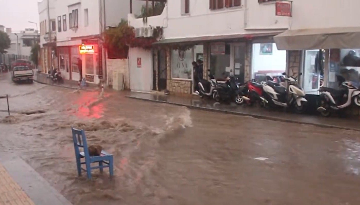 Південь Туреччини затопило через рекордні опади