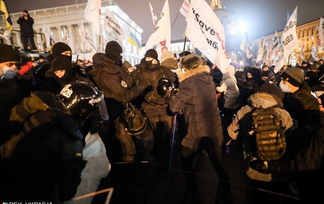 На Майдане полиция демонтирует палатки, возобновились столкновения