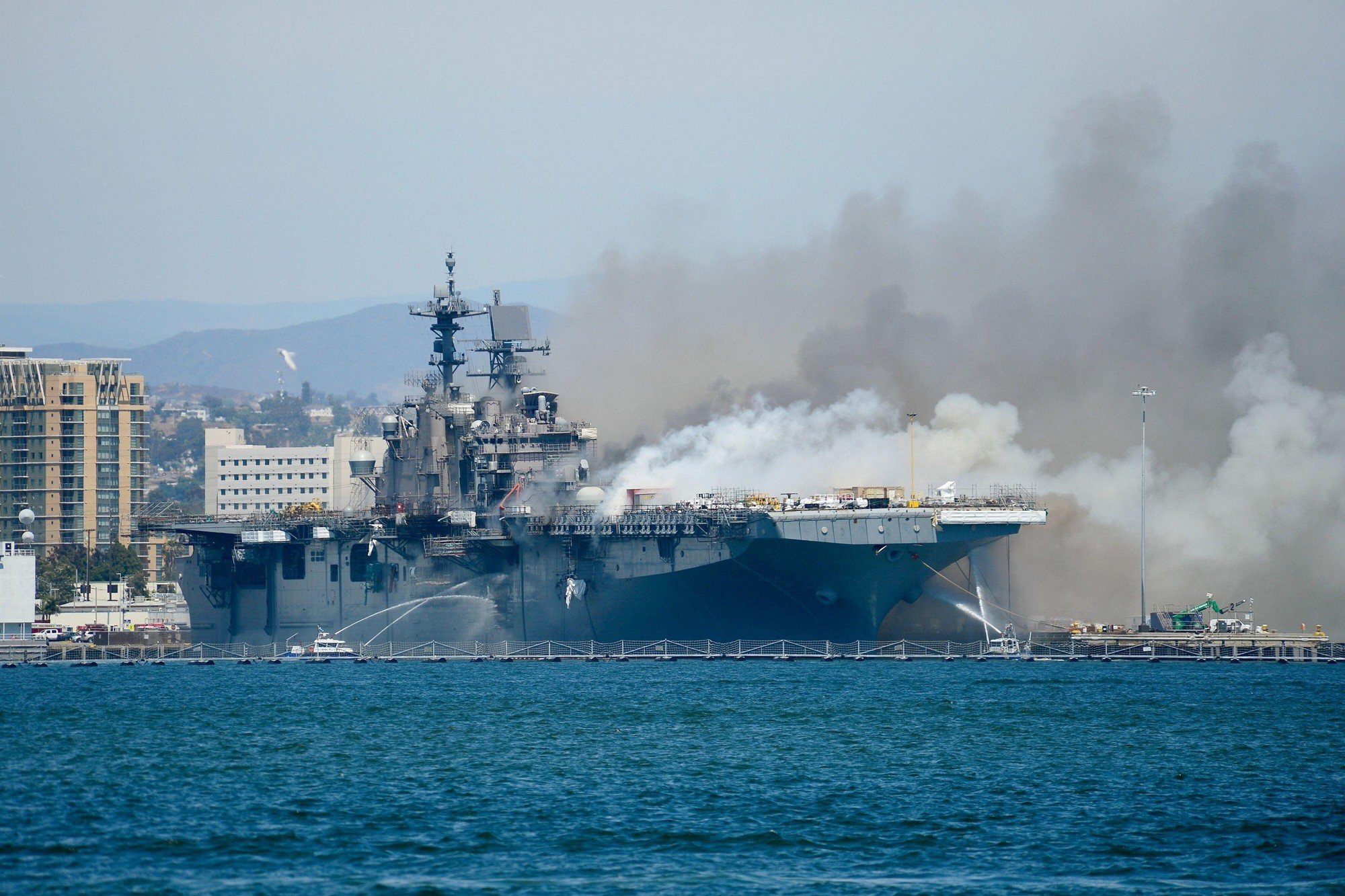 В США утилизируют десантный корабль, который горел 4 дня