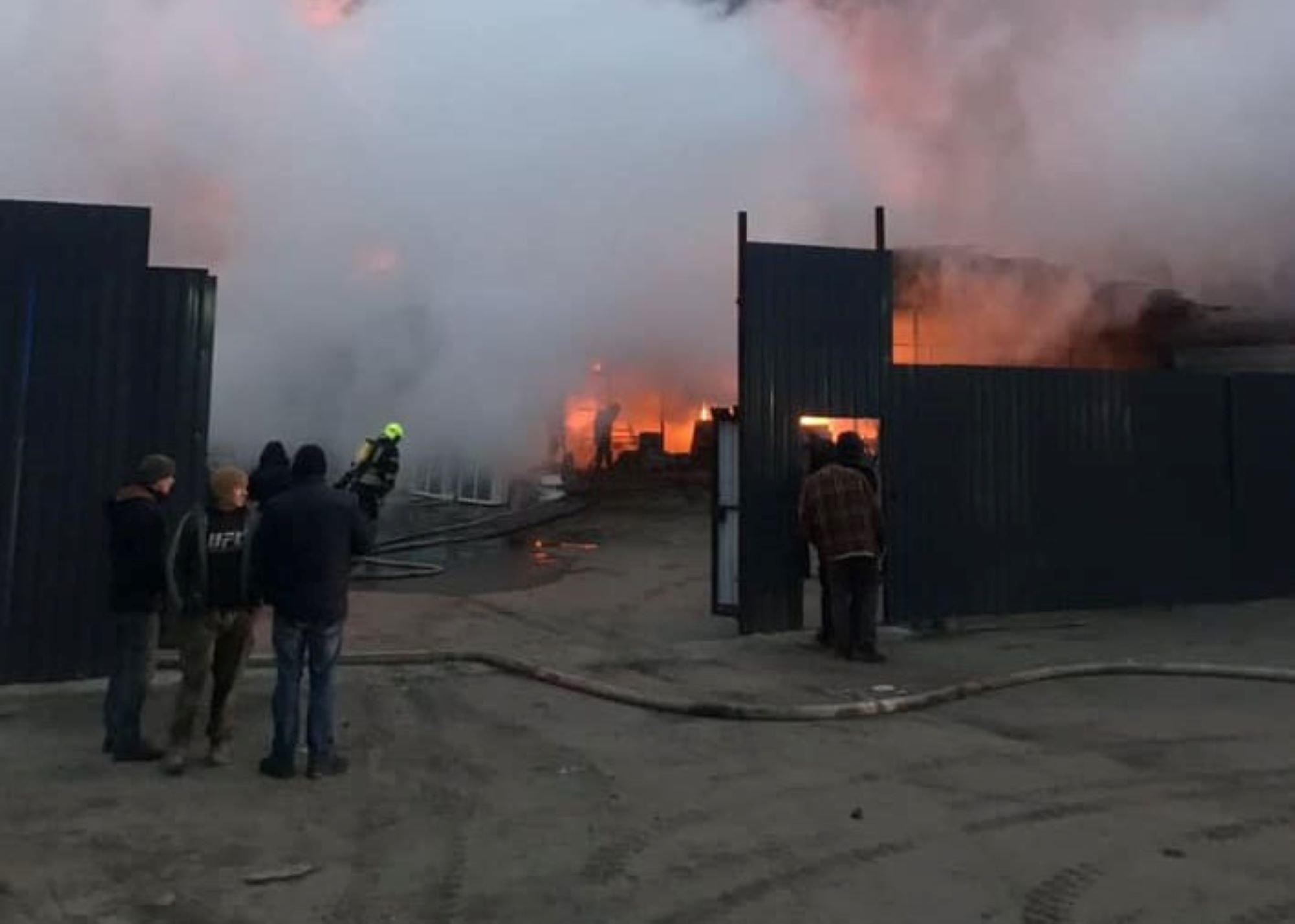 В Киеве горит склад, там могут быть кислородные баллоны