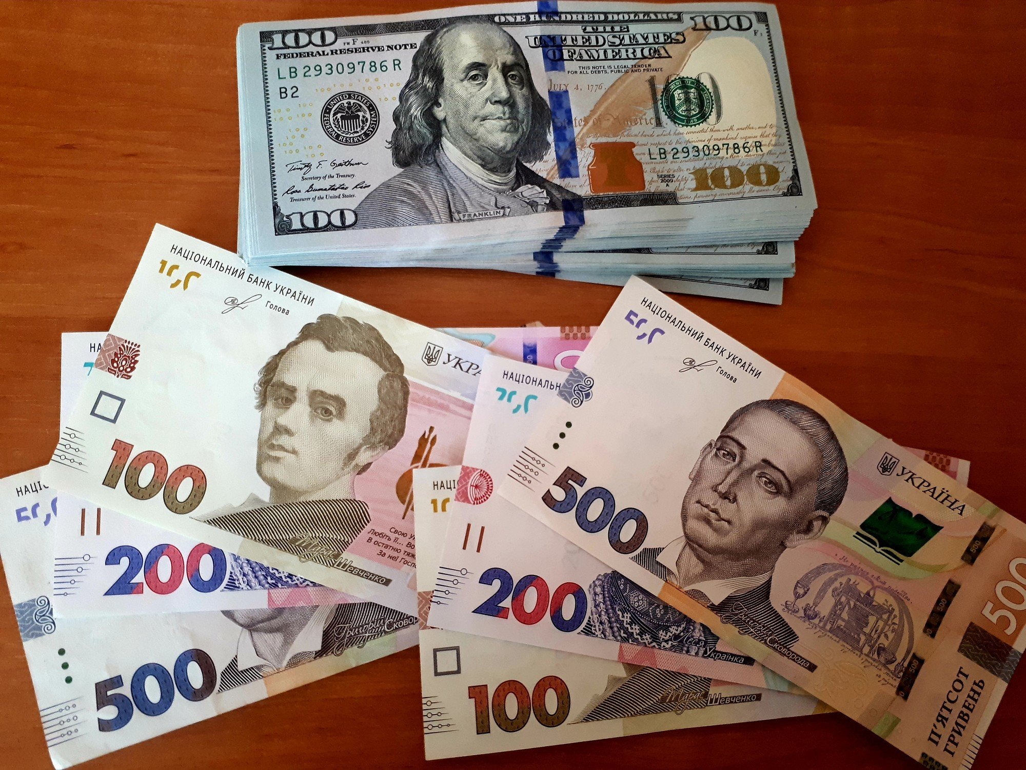 Міжбанк: долар опустився нижче 28,30 гривень