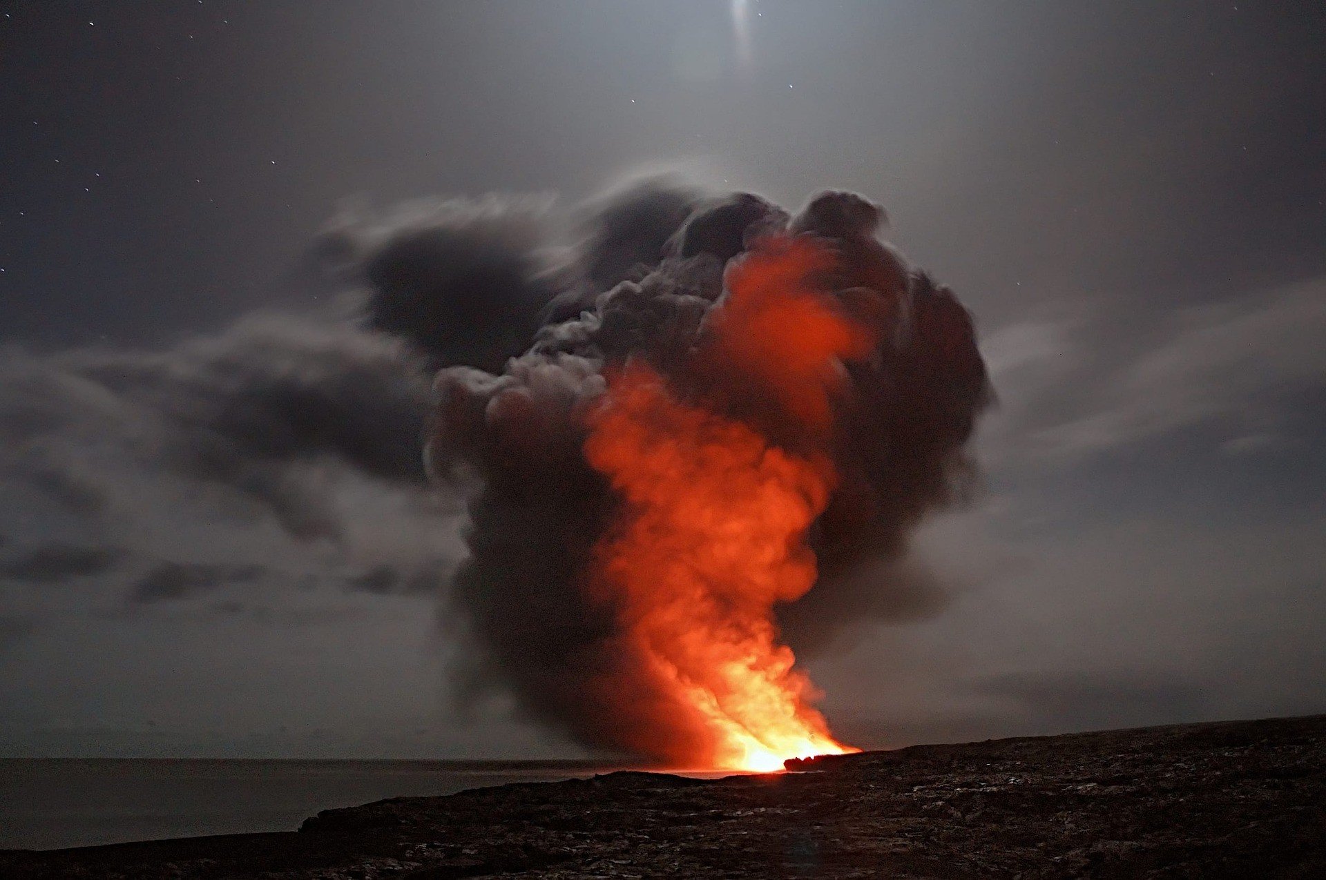 ​На Гавайях извергается один из самых больших вулканов