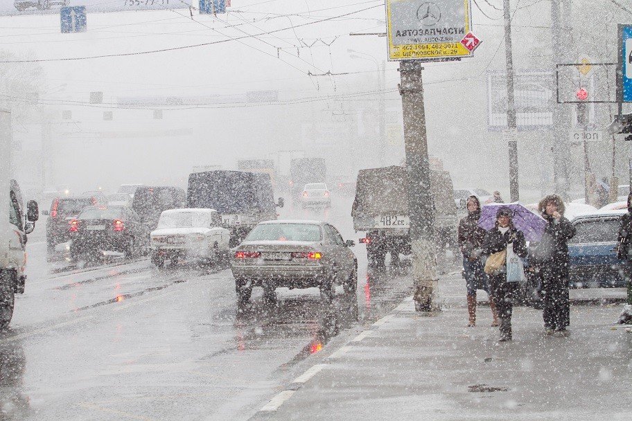 Украину накрыла непогода: со снегом и без света