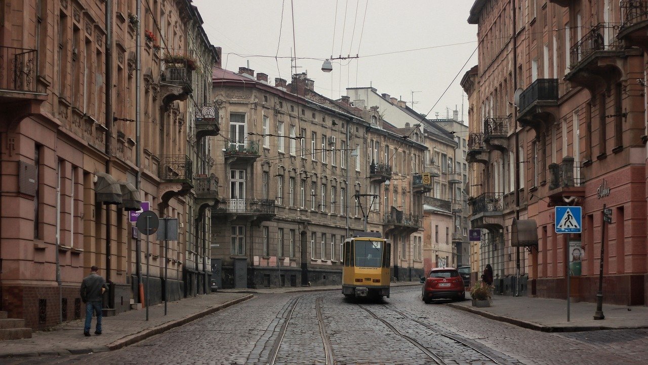 Погода у Львові: штормовий вітер і мокрий сніг