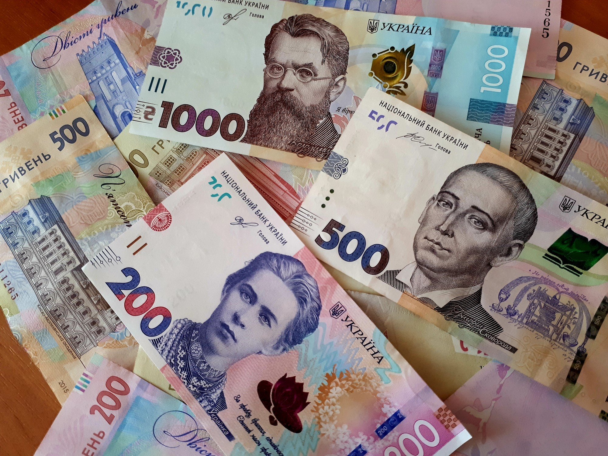 Украина выплатила тысячи гривен люстрированным чиновникам