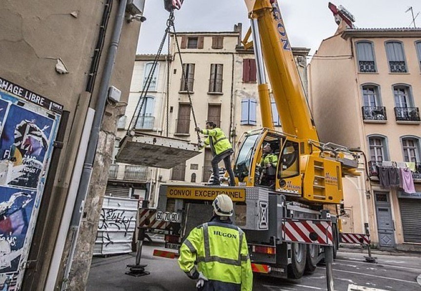 300-килограммового француза спасали подъемным краном
