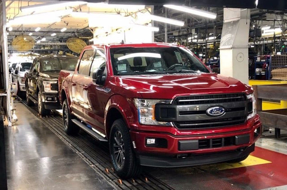 Ford збирає пікапи на заводських стоянках