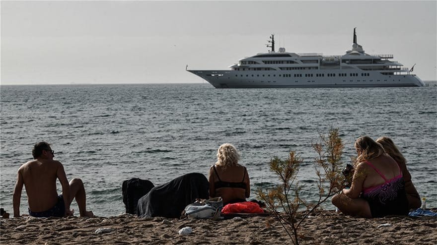 Аномальна спека в Греції: локдаун на пляжі і купання в морі
