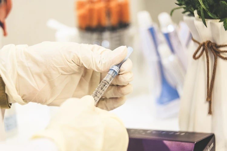 Sanofi зробить більше 100 млн доз вакцини свого конкурента