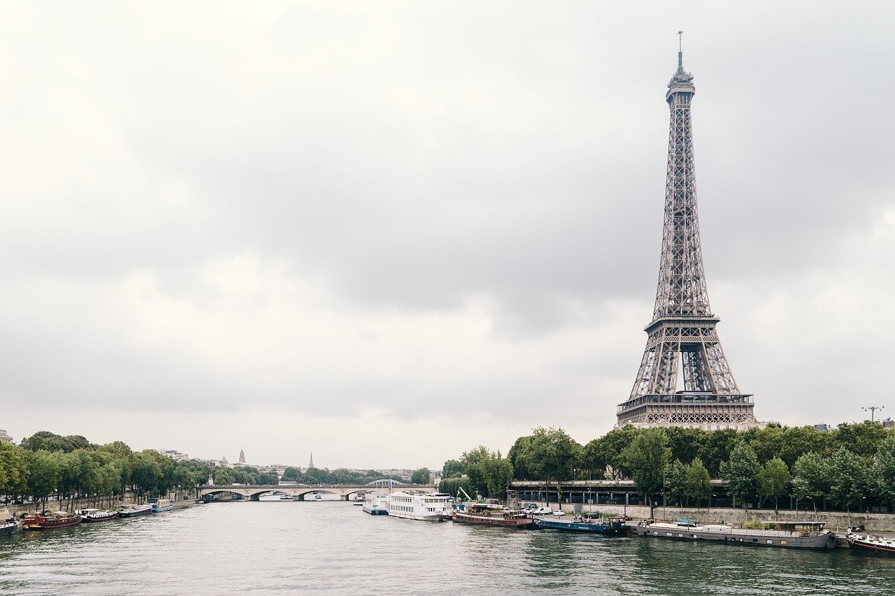 Вышедшая из берегов Сена затопила центр Парижа