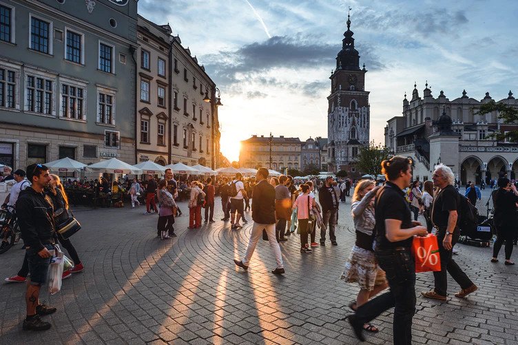 Населення Польщі скорочується через пандемію COVID-19