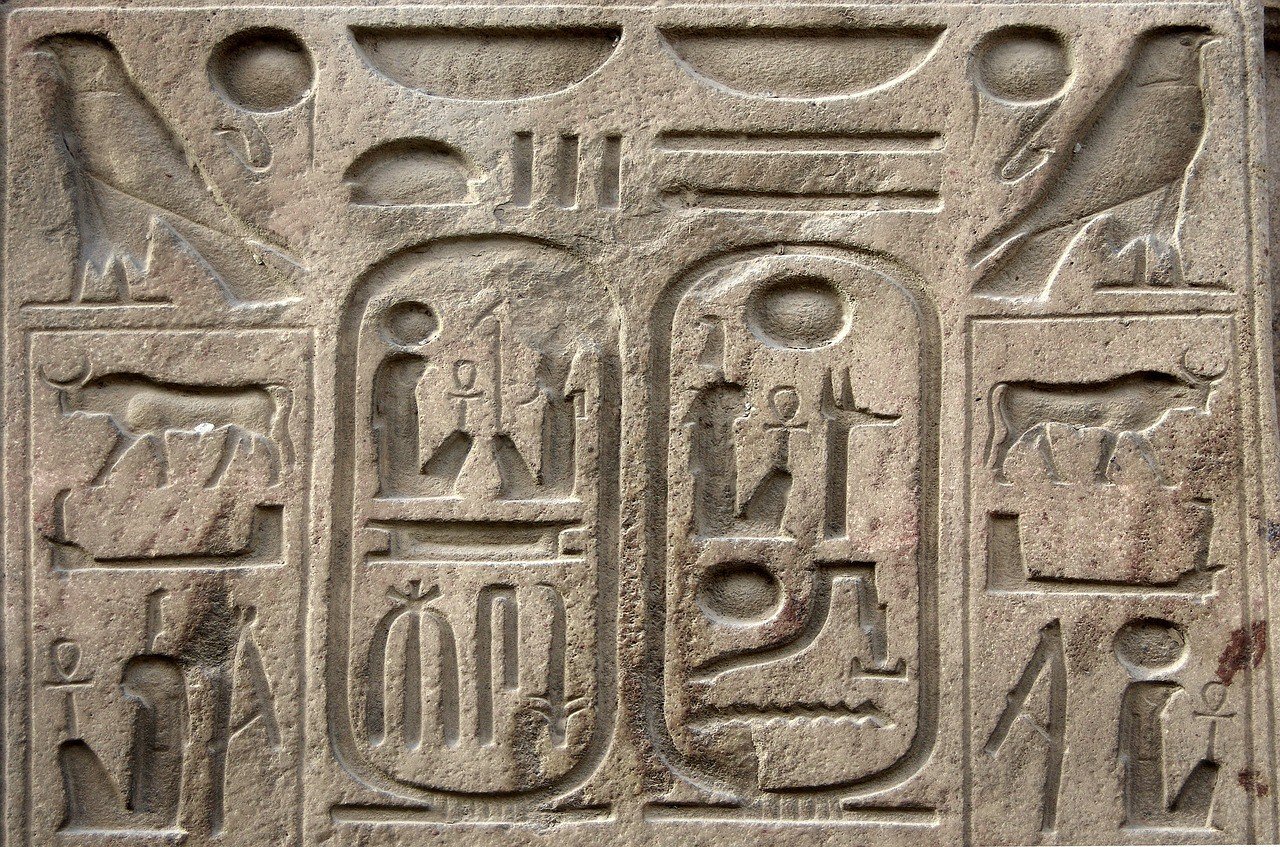 У Єгипті знайшли висічені в скелі гробниці з муміями