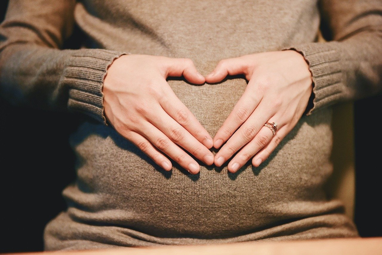 Лікарі попередили про ускладнення вагітності при COVID-19