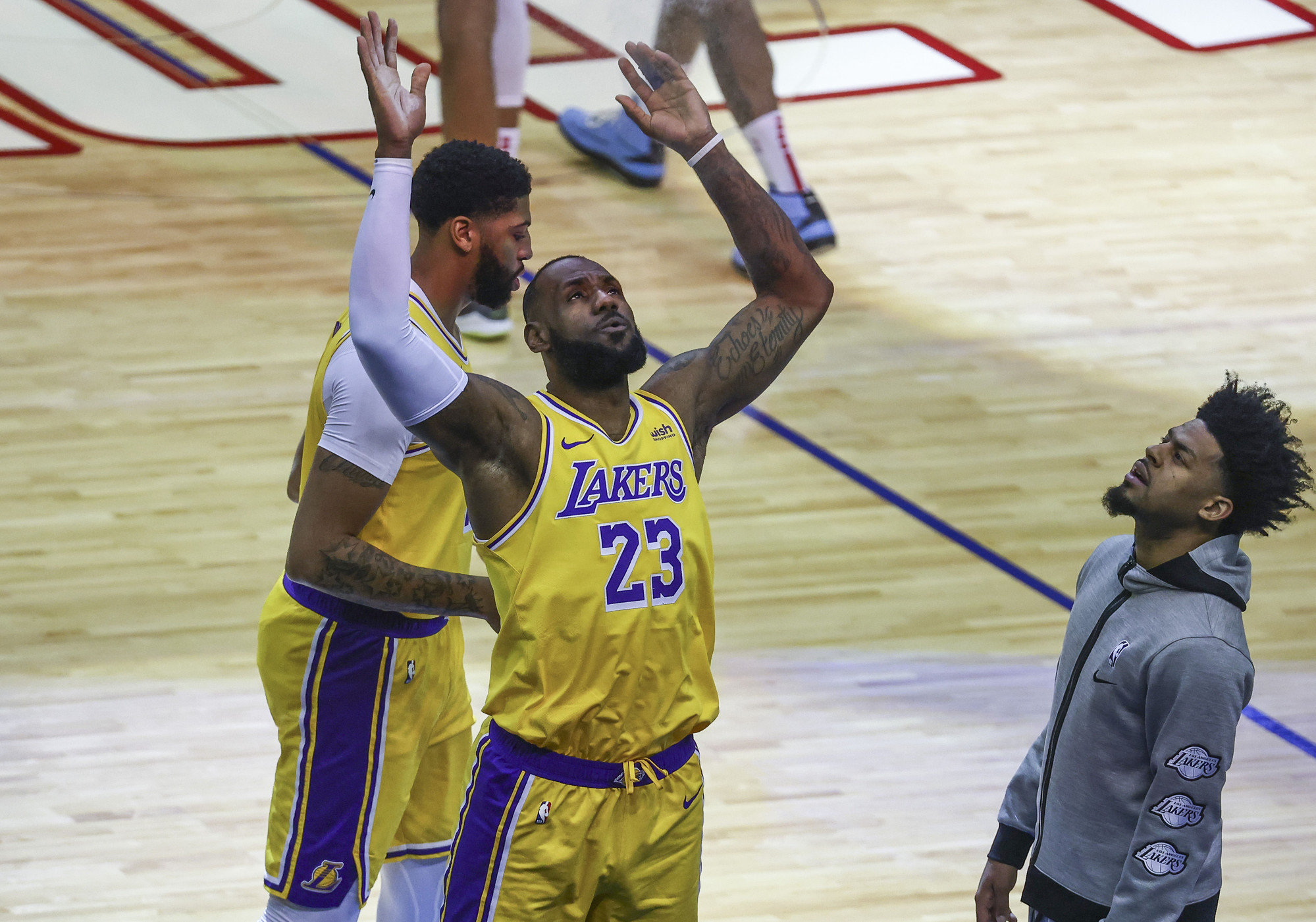НБА: "Лейкерс" обыграли "Хьюстон", "Бруклин" сильнее "Денвера"