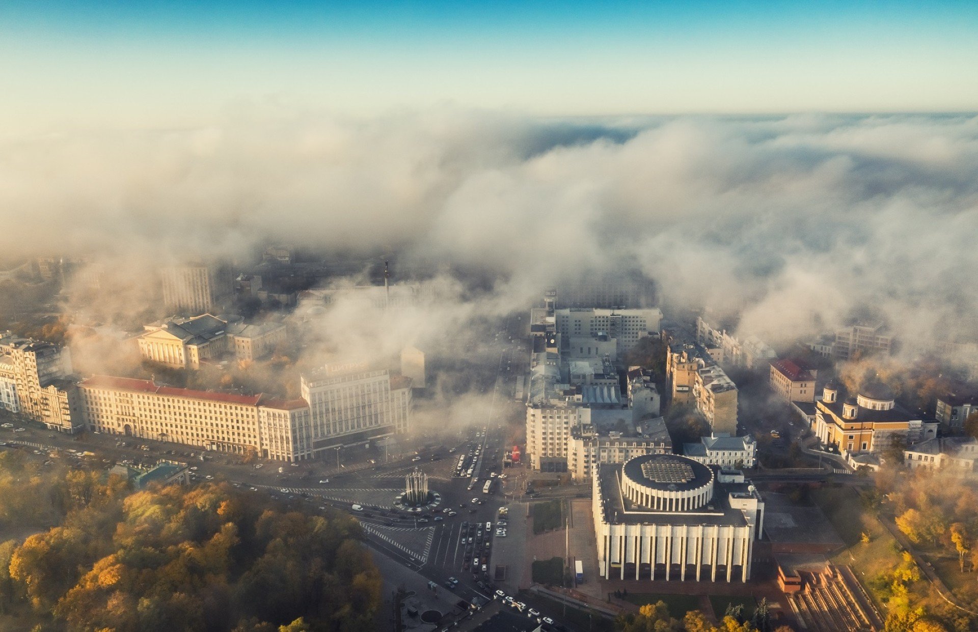 Почему города в которых воздух загрязнен пылью. Киев загрязнение воздуха. Грязный Киев 2020. Атмосфера города. Город в воздухе.