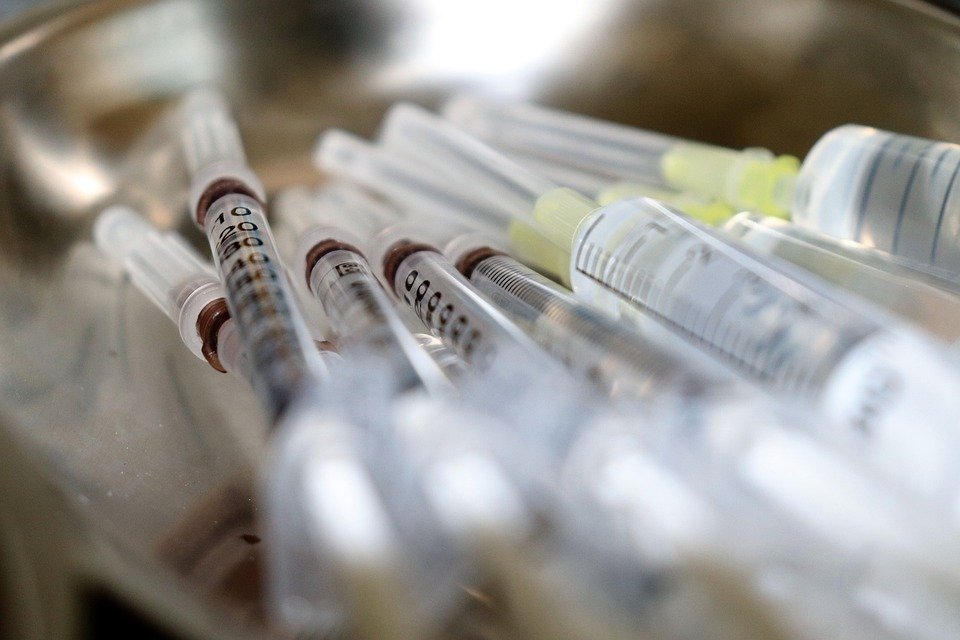 ​Сторонник теории заговора испортил в США около 600 вакцин