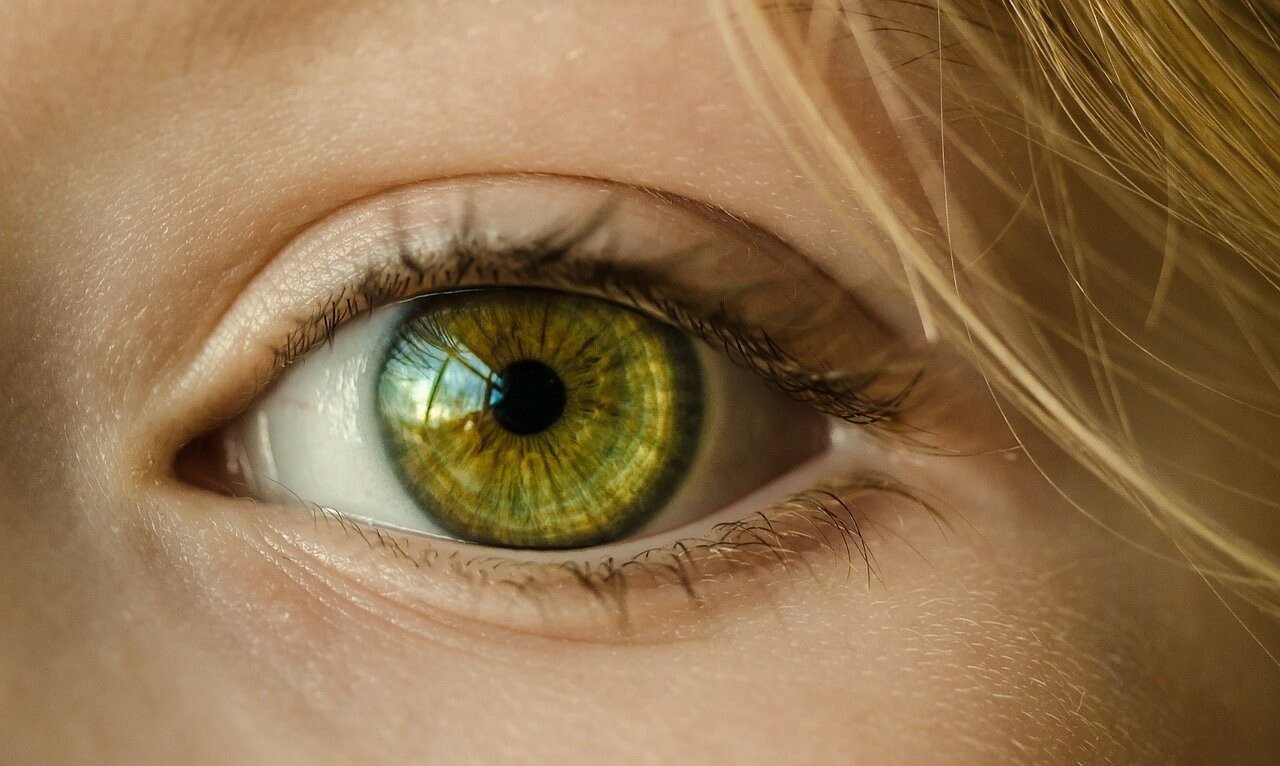 Чому смикається око: експерти назвали 4 причини