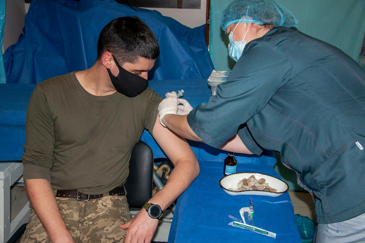 У зоні ООС почалася вакцинація військових