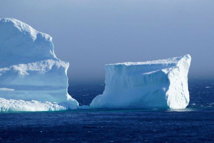 Найбільший айсберг в світі розколовся на кілька частин