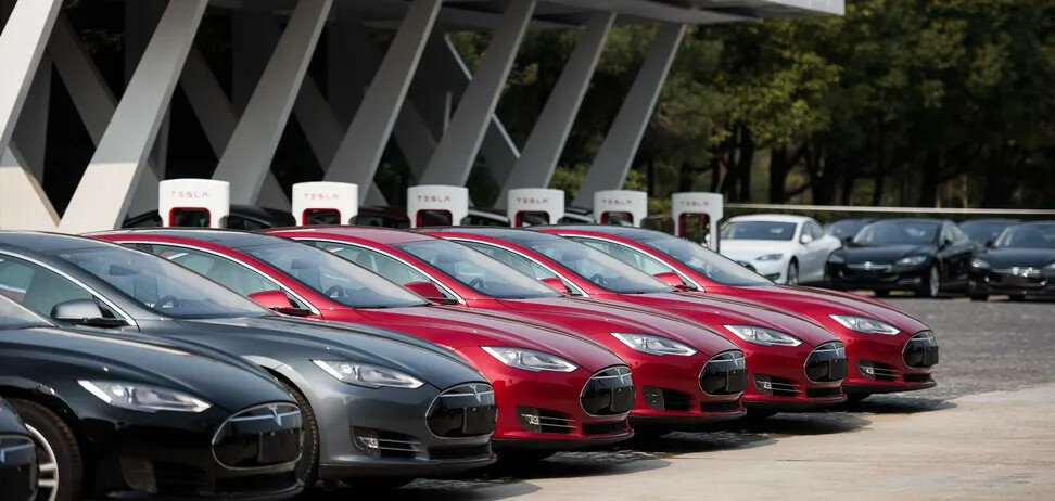 Одночасне оновлення сотень Tesla показали на відео: схоже на повстання машин