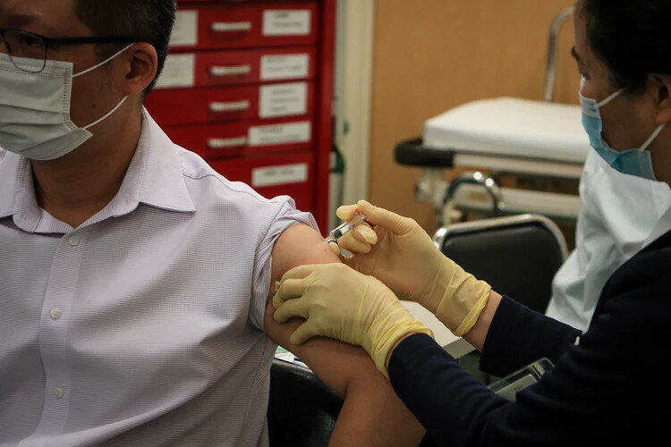 Великобритания вакцинировала 15 миллионов человек от COVID-19
