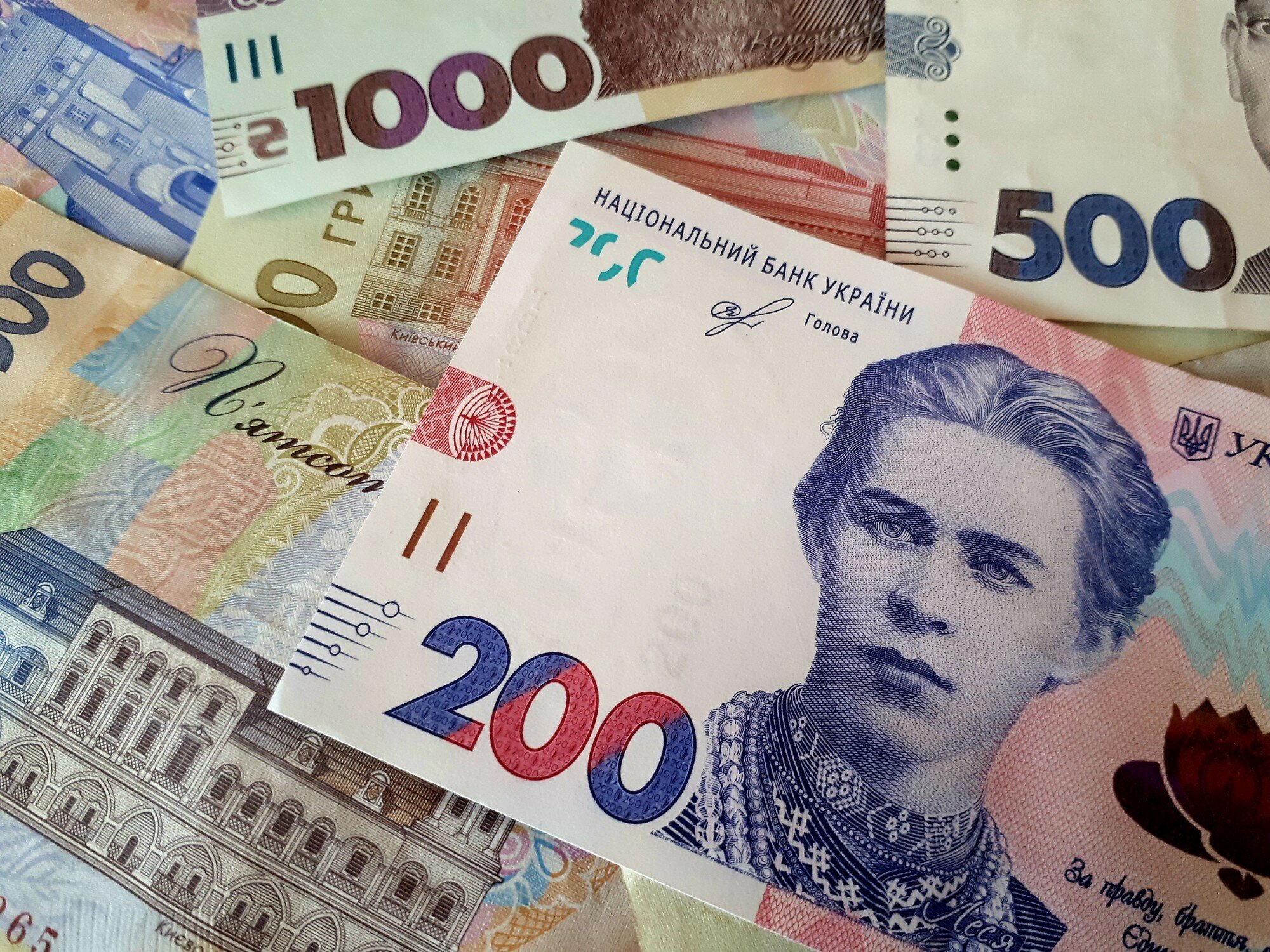 Фальшивые 200 и 500 гривен: как отличить подделку