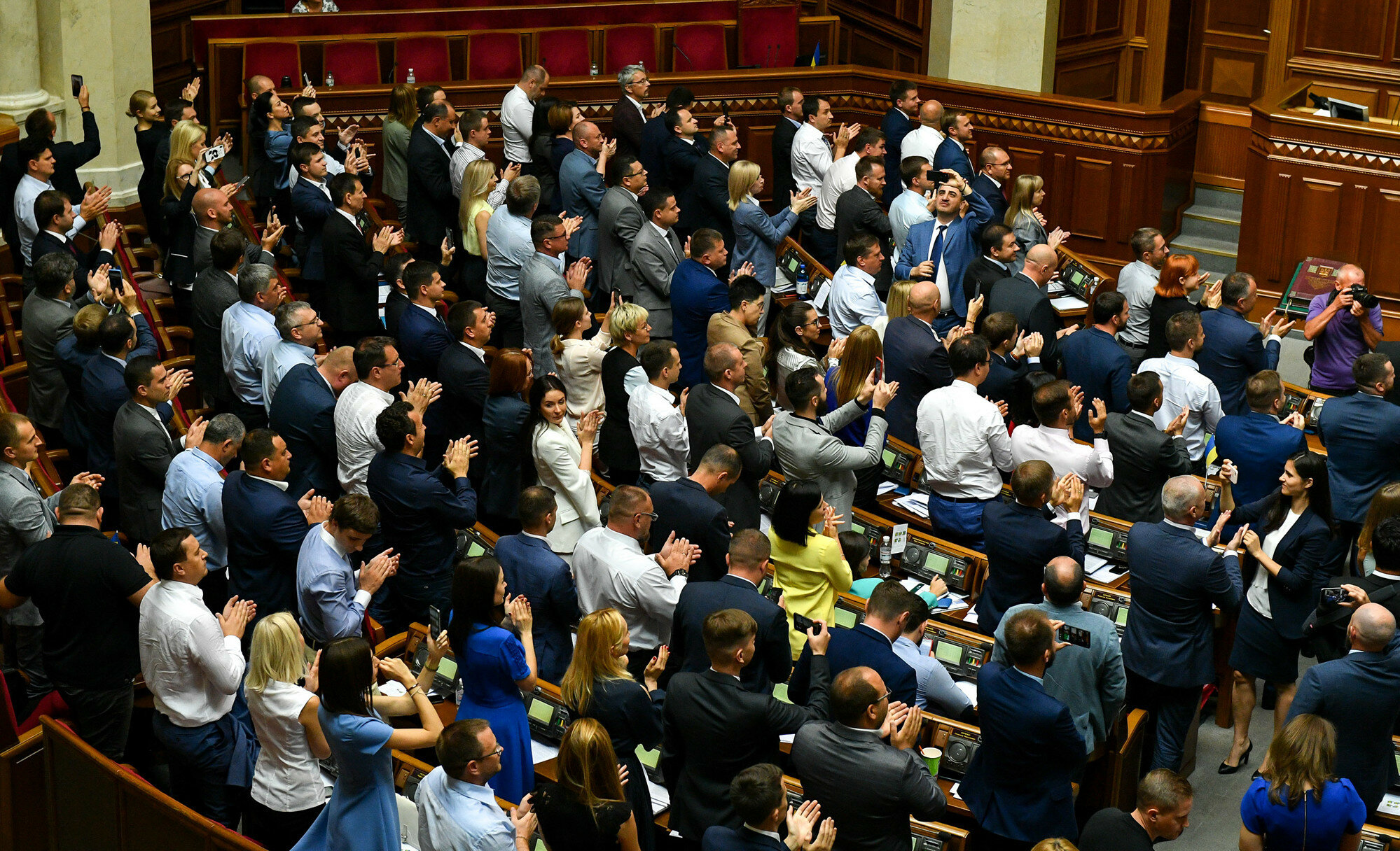 Рада приняла закон о госслужбе с предложениями Зеленского