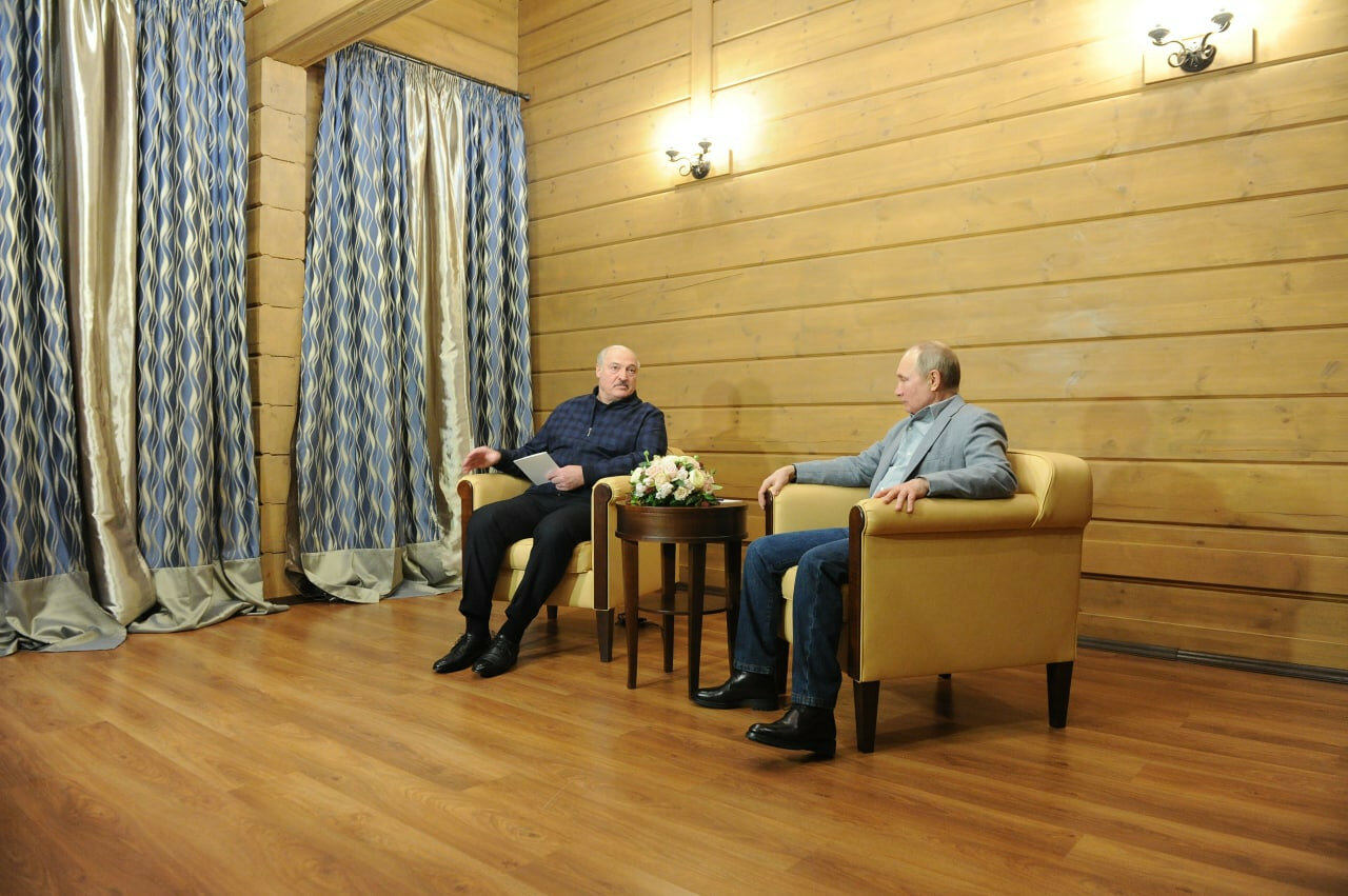 Путін та Лукашенко вже шосту годину говорять в Сочі