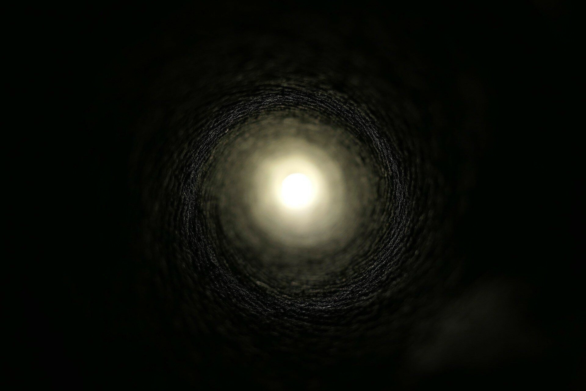 Оптическая иллюзия с "черной дырой" в шаре озадачила сеть