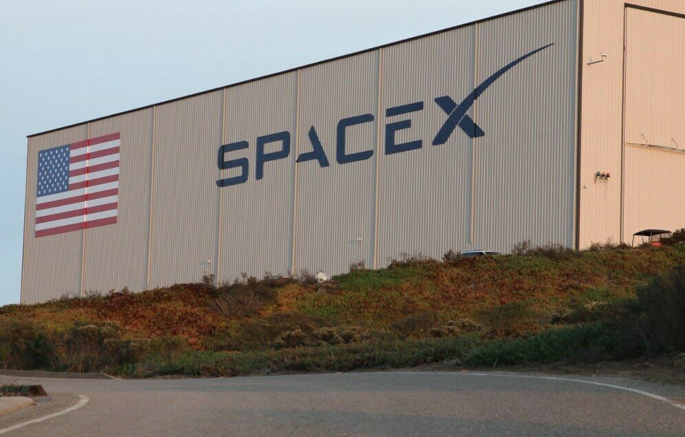 SpaceX готується запустити на орбіту нову партію супутників