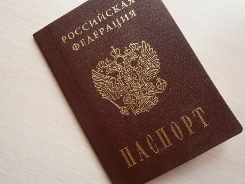 Зачем РФ выдает паспорта жителям Донбасса, - версия