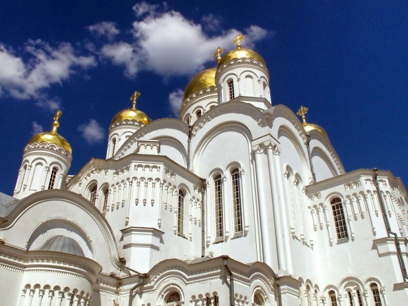У Криму мешканці багатоповерхівки переїжджають через церкву