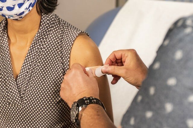 ​В Украине началась вакцинация против коронавируса