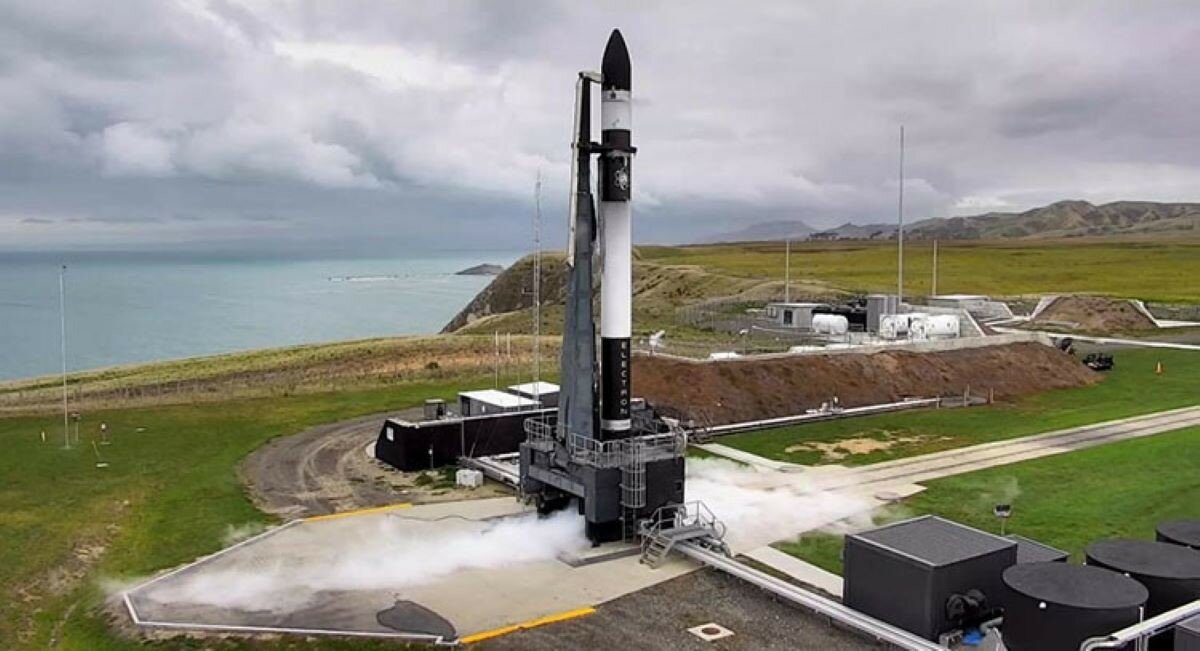 Сегодня ночью частная компания Rocket Lab запустила шесть малых спутников