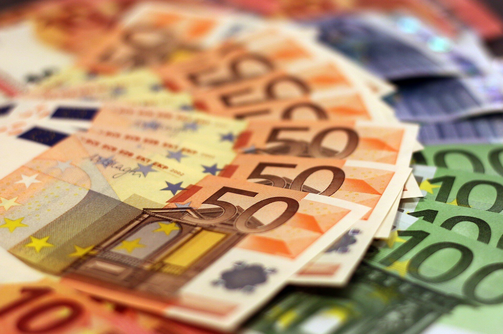 Курс валют: евро дешевеет