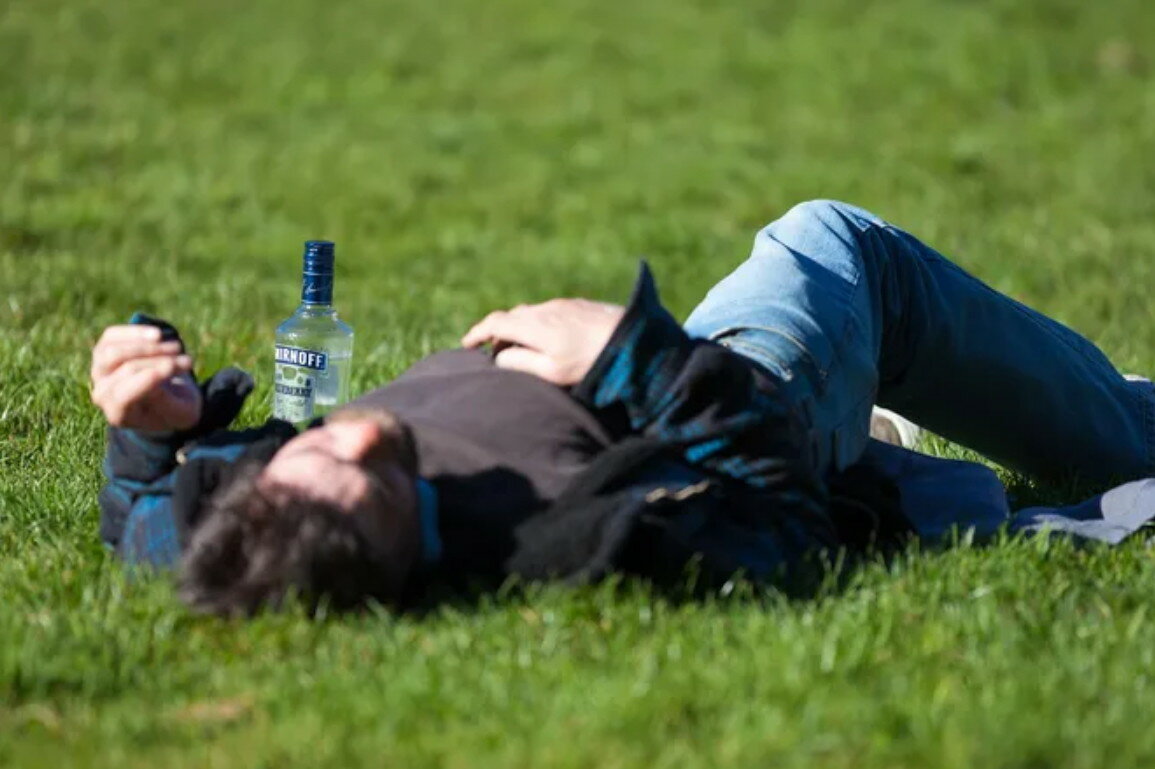 ​Ученые узнали, почему алкоголь делает нас неуклюжими