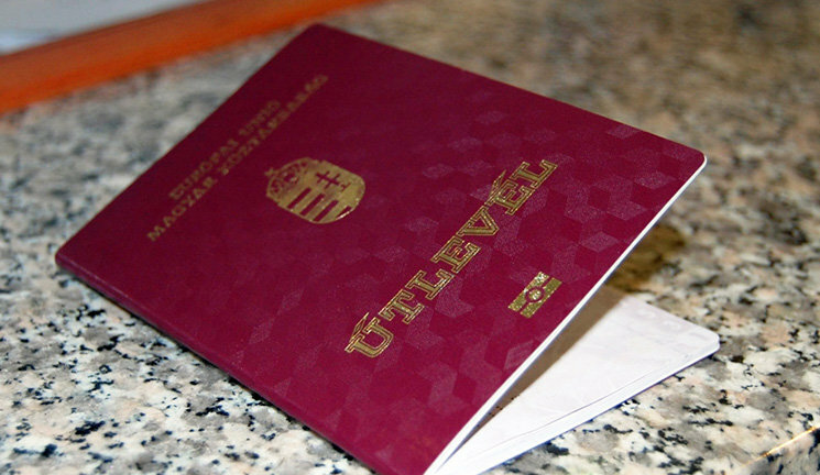 Паспортный скандал с Венгрией: подробности