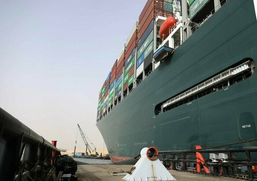 Звільнення корабля в Суецькому каналі: скільки потрібно викачати піску