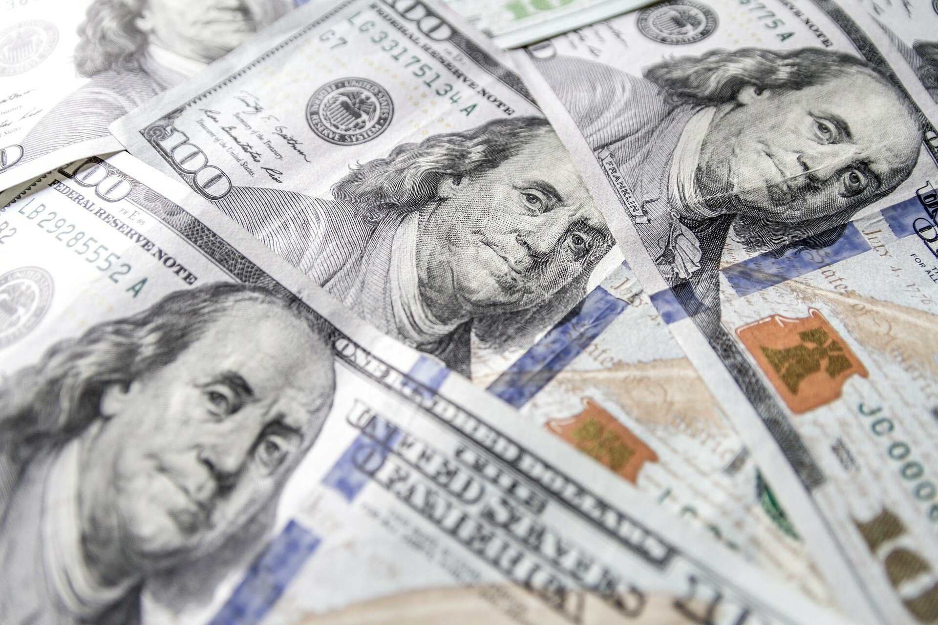 Міжбанк: долар росте в світі, але падає до гривні