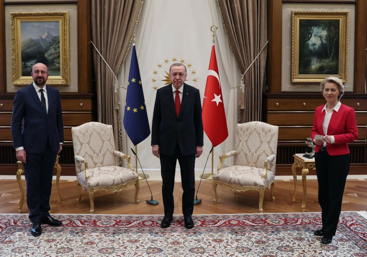 Президенту Еврокомиссии не хватило стула на встрече с Эрдоганом