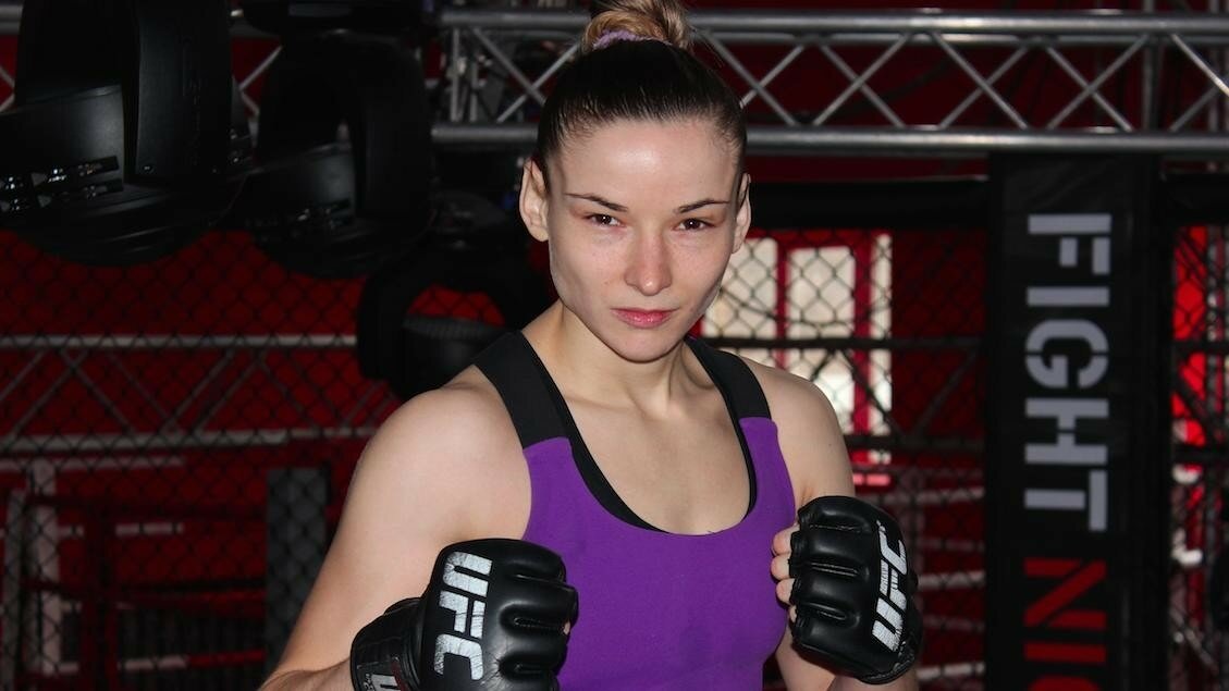 Горячая украинская красотка из UFC отбивается от пошлых поклонников
