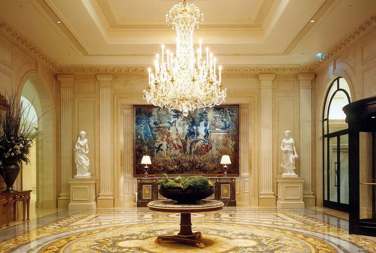 Ограбили знаменитый отель Парижа George V