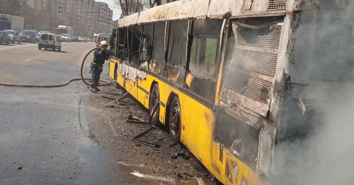 У Києві згорів пасажирський автобус