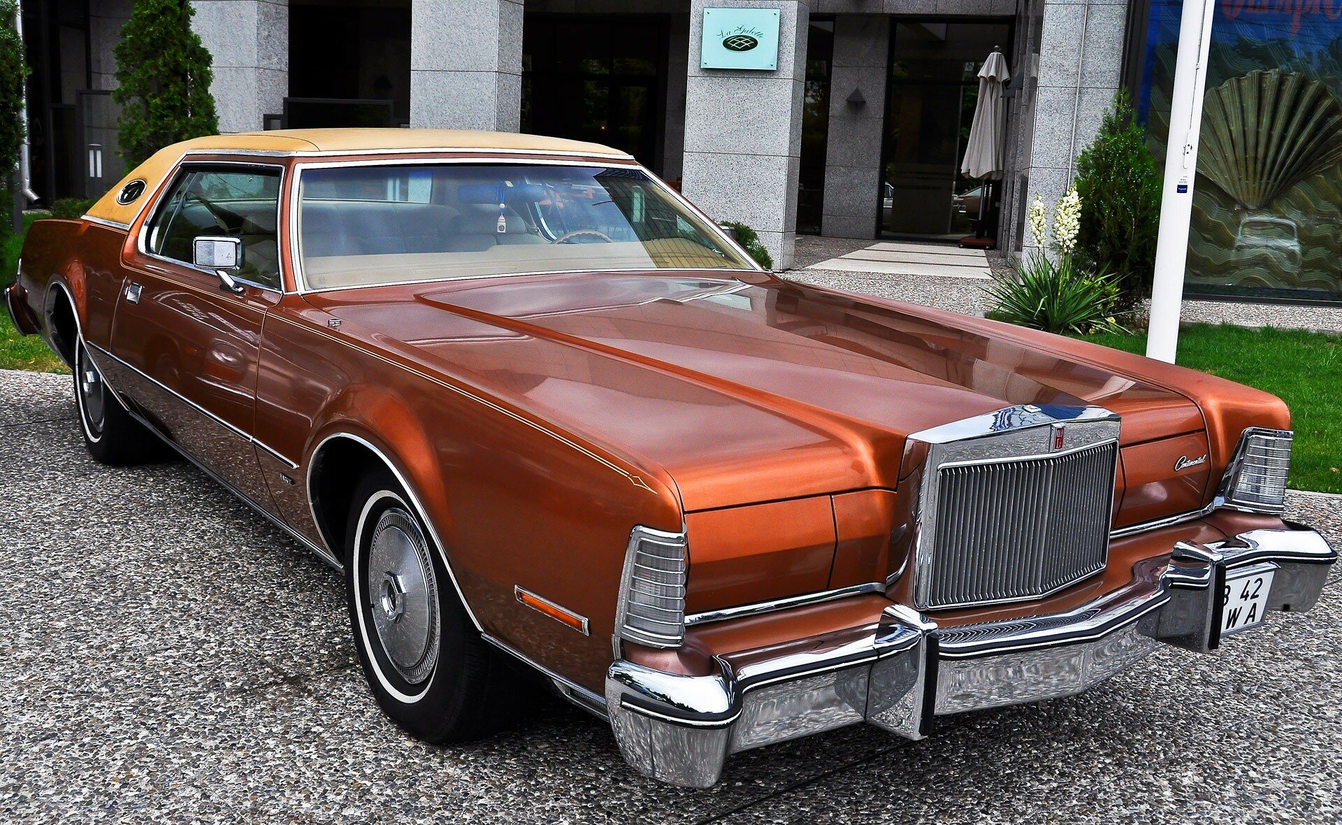 На аукцион выставили Cadillac с хрустальной люстрой в салоне