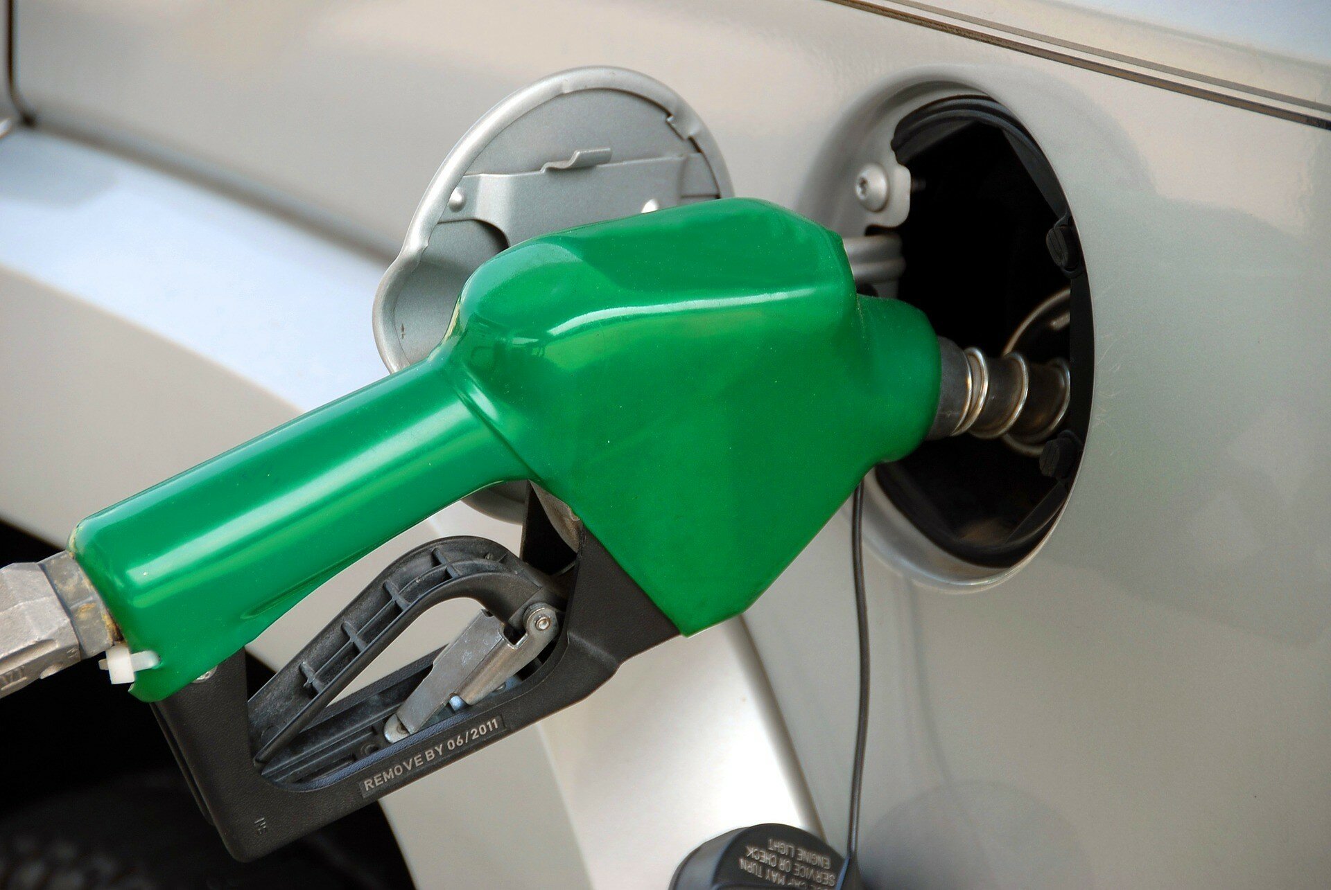 Бензин продовжує дешевшати: актуальні ціни на АЗС